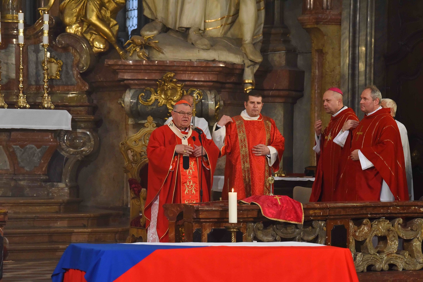 Jeho Eminence, Dominik kardinál Duka OP při mši svaté.jpg