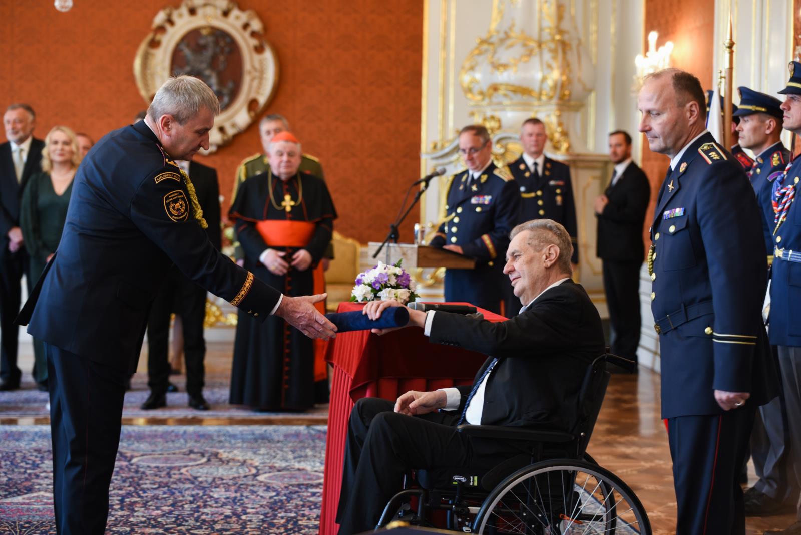 Brigádní generál Václav Klemák s prezidentem republiky Milošem Zemanem při slavnostním aktu jmenování.jpg