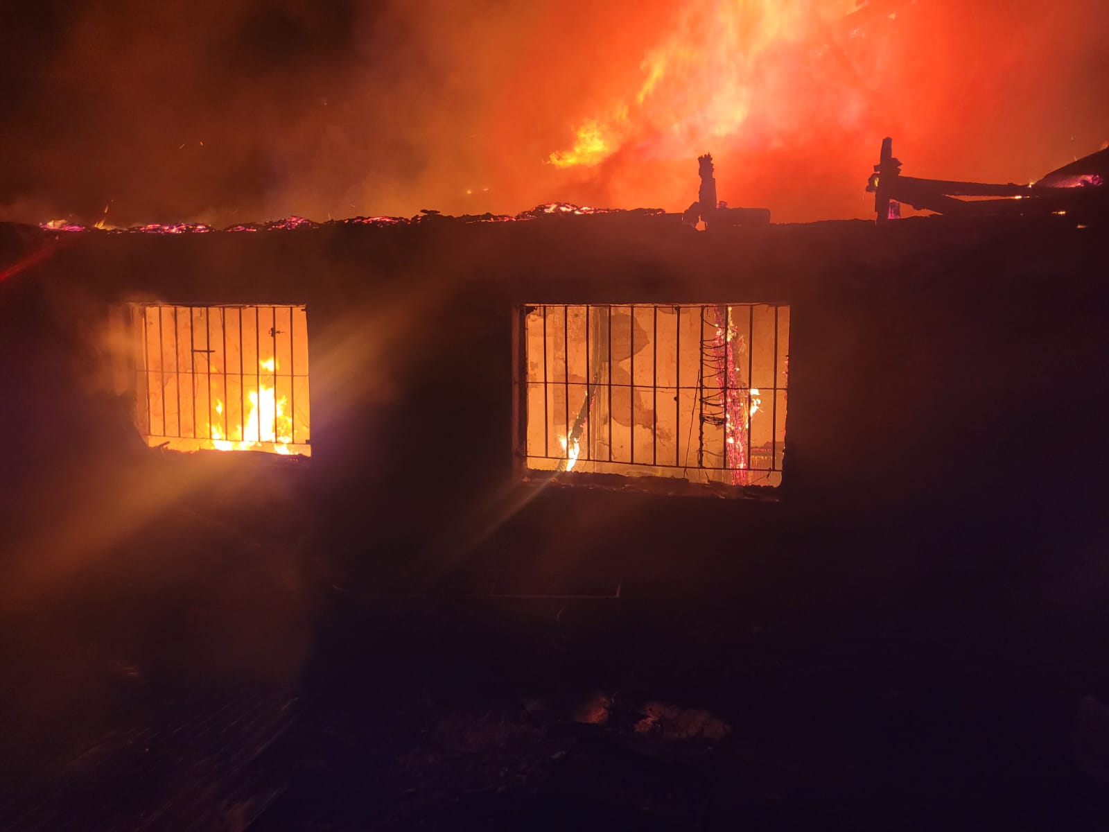 007-Požár ve výkupně kovového odpadu v bývalém areálu Poldi Kladno.jpeg