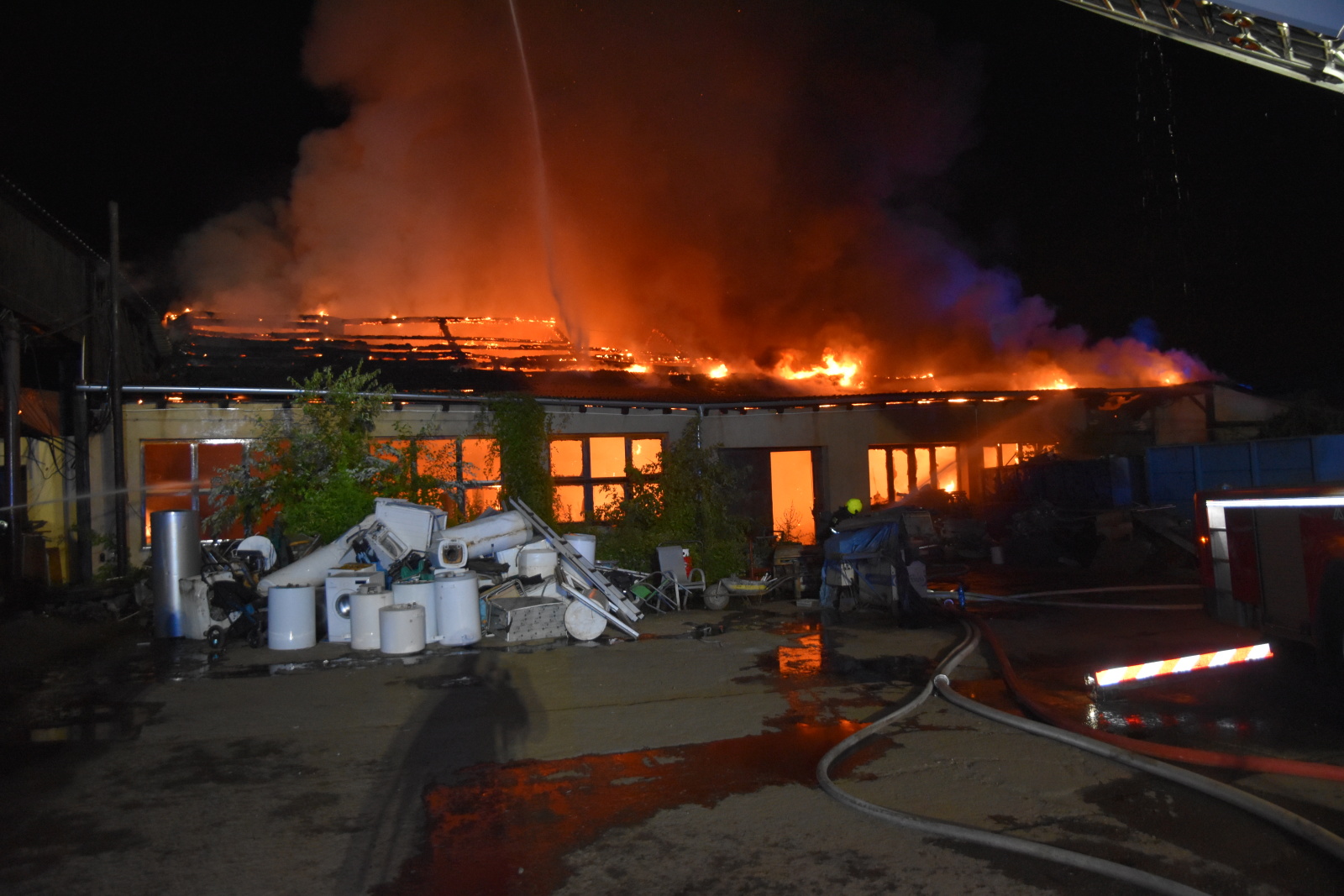 030-Požár ve výkupně kovového odpadu v bývalém areálu Poldi Kladno.JPG