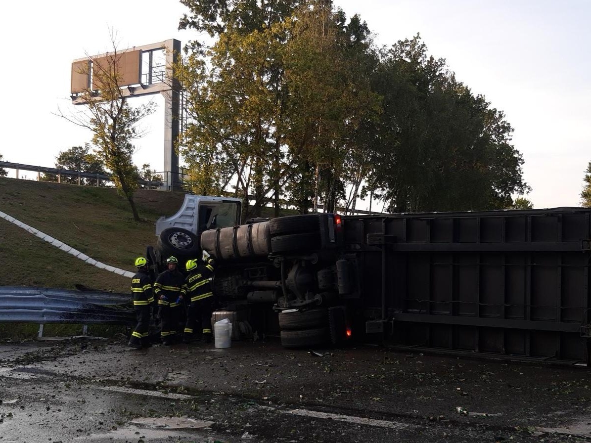 003-havárie kamionu s nákladem piva u Bernartic.jpg