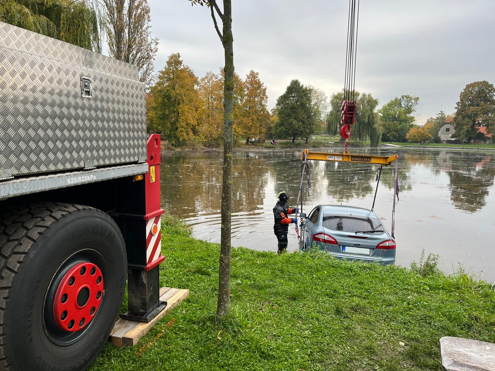 011-Výlov osobního automobilu z rybníka v obci Štolmíř.jpeg