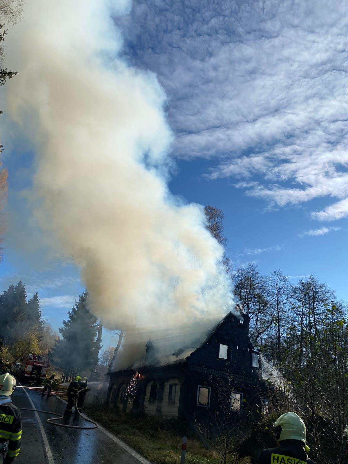 Požár chalupy u obce Brtníky.