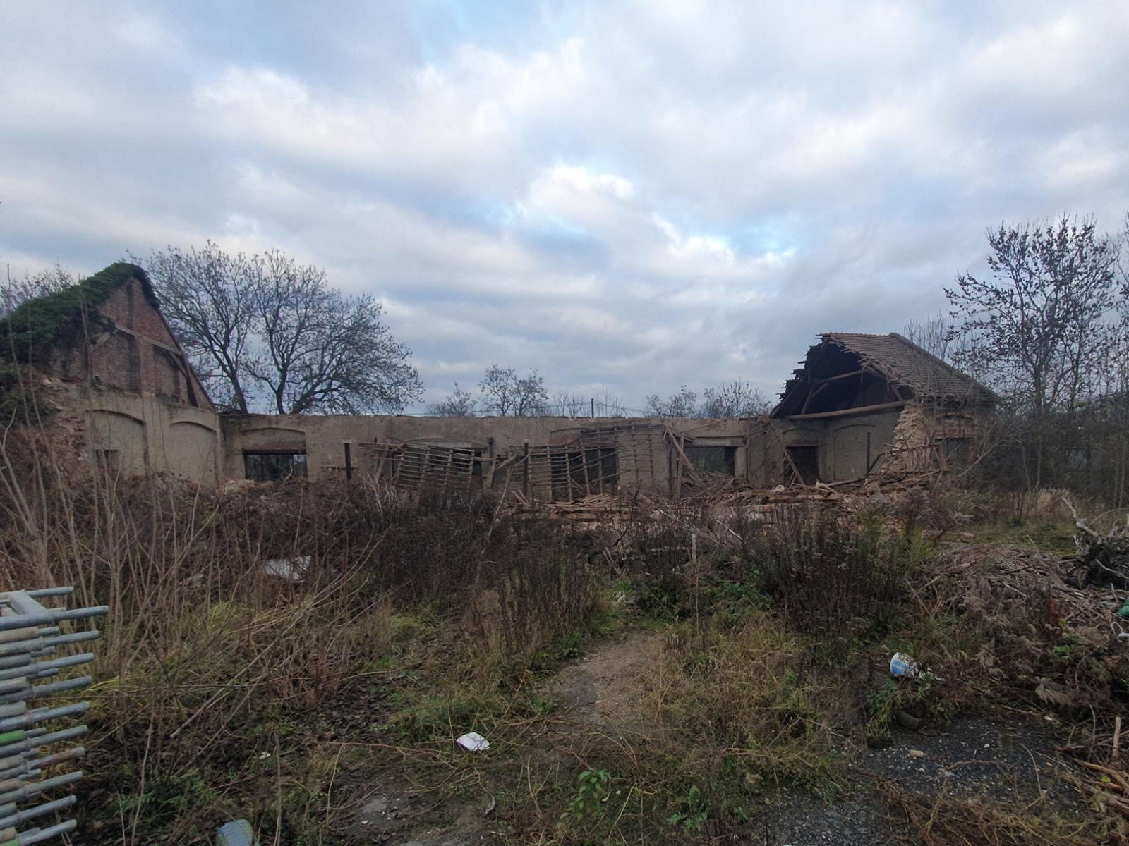 001-Destrukce stodoly v obci Poboří na Kolínsku.jpg