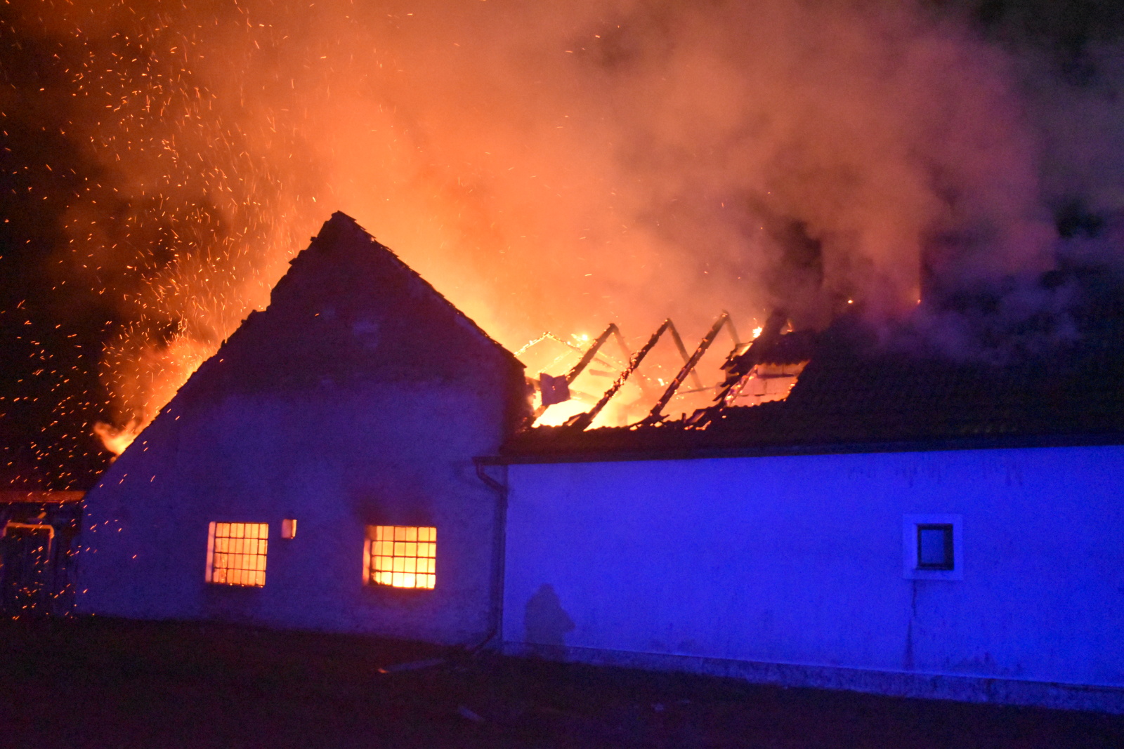 003-Požár stodoly a části domu v obci Božec na Kolínsku.JPG