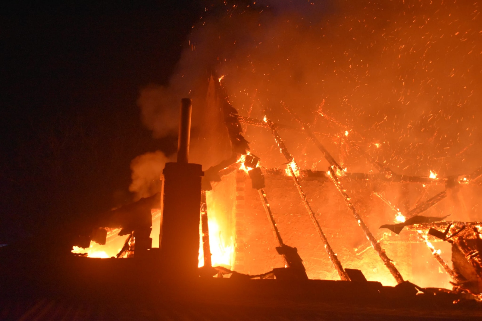 009-Požár stodoly a části domu v obci Božec na Kolínsku.jpeg