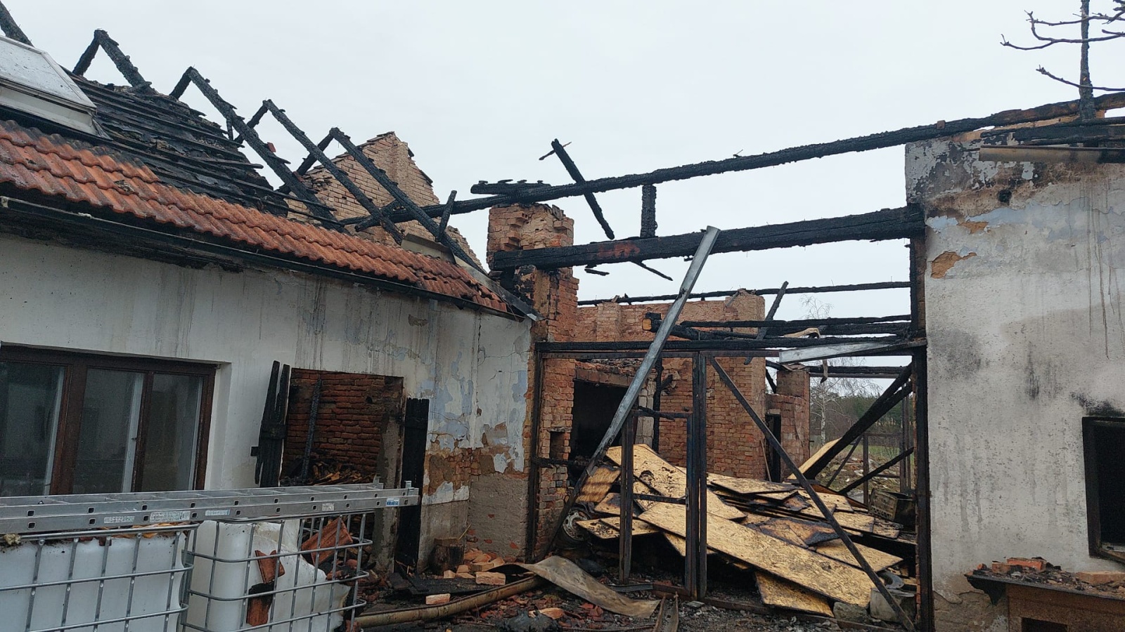 019-Požár stodoly a části domu v obci Božec na Kolínsku.jpeg