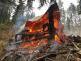 004-Požár roubené chaty v rekreační oblasti u obce Psáry nedaleko Prahy