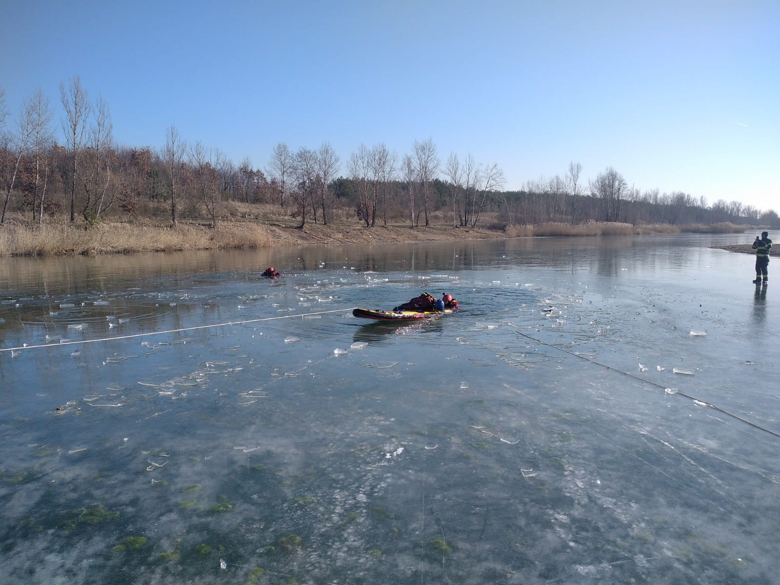 001-Výcvik kralupských a neratovických hasičů na zamrzlém jezeře Vojkovice.jpg