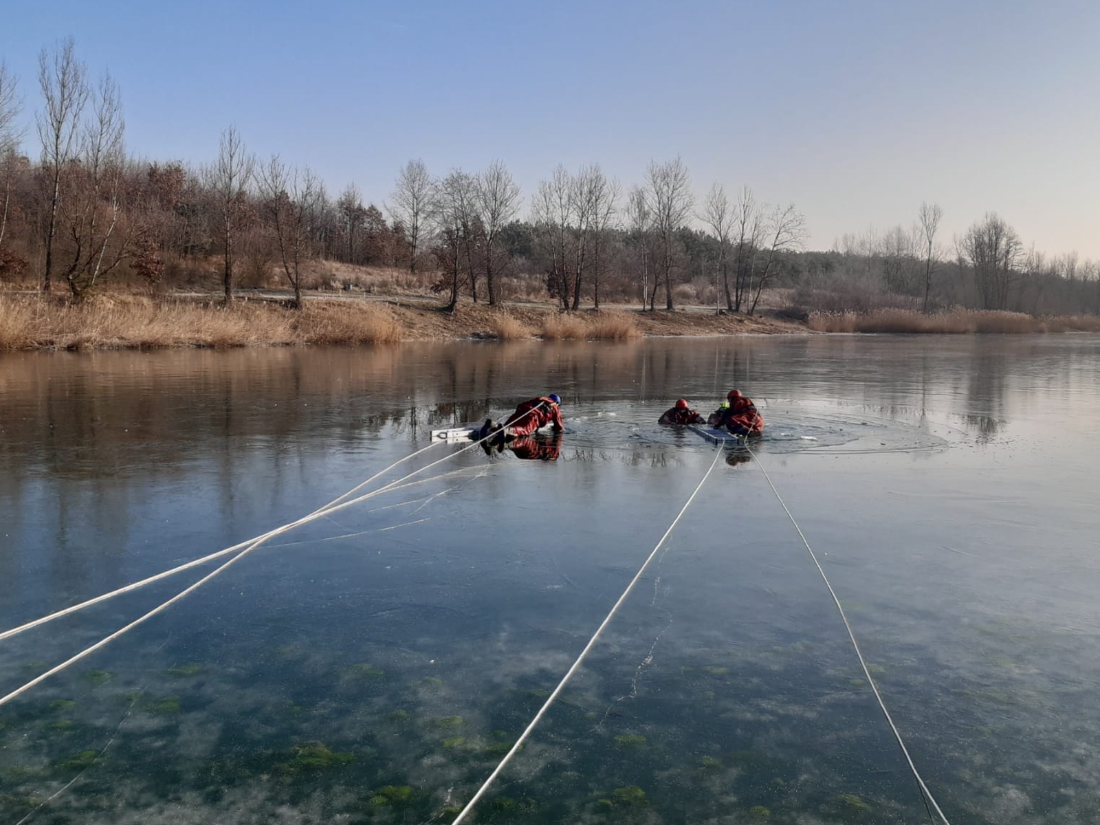 007-Výcvik kralupských a neratovických hasičů na zamrzlém jezeře Vojkovice.jpg