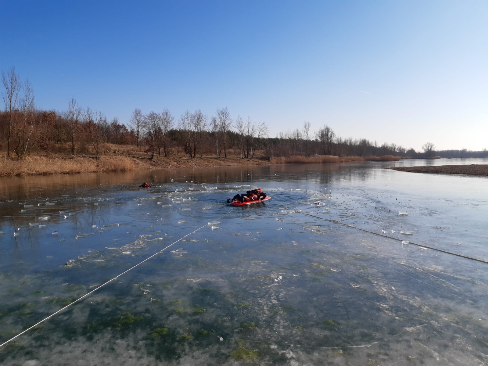 008-Výcvik kralupských a neratovických hasičů na zamrzlém jezeře Vojkovice.jpg