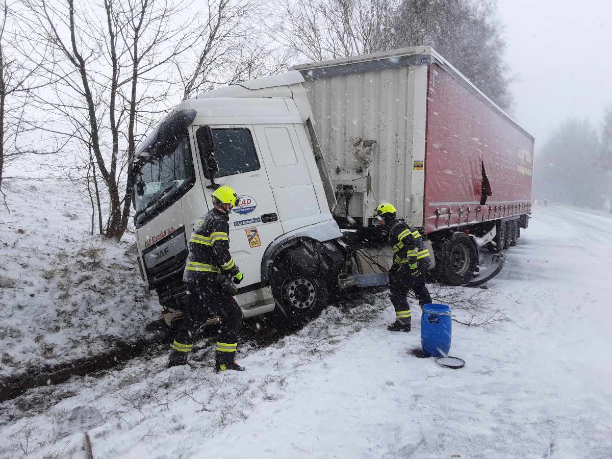 U Pravíkova havaroval řidič s nákladním vozidlem, při nehodě došlo k masivnímu úniku nafty