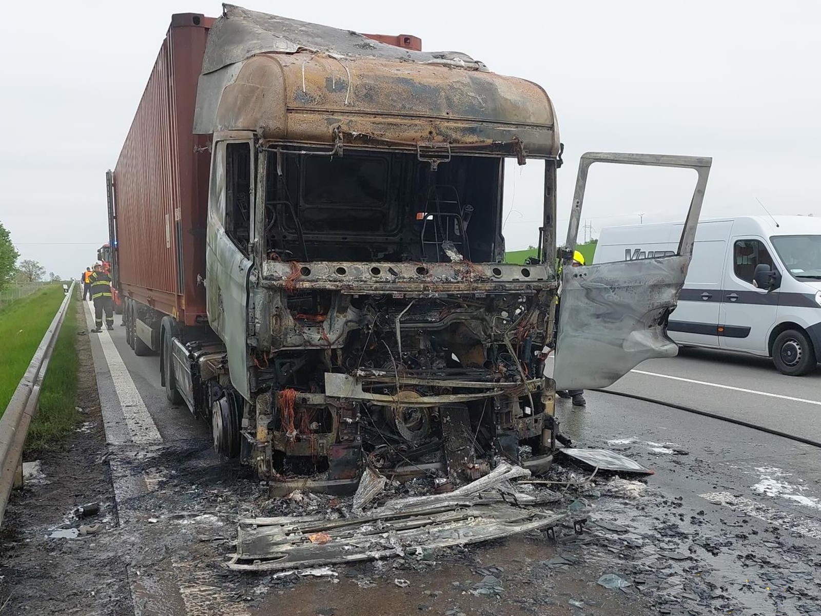 004-Požár kamionu na brněnské dálnici D1 u křižovatky Šternov na Benešovsku.jpg