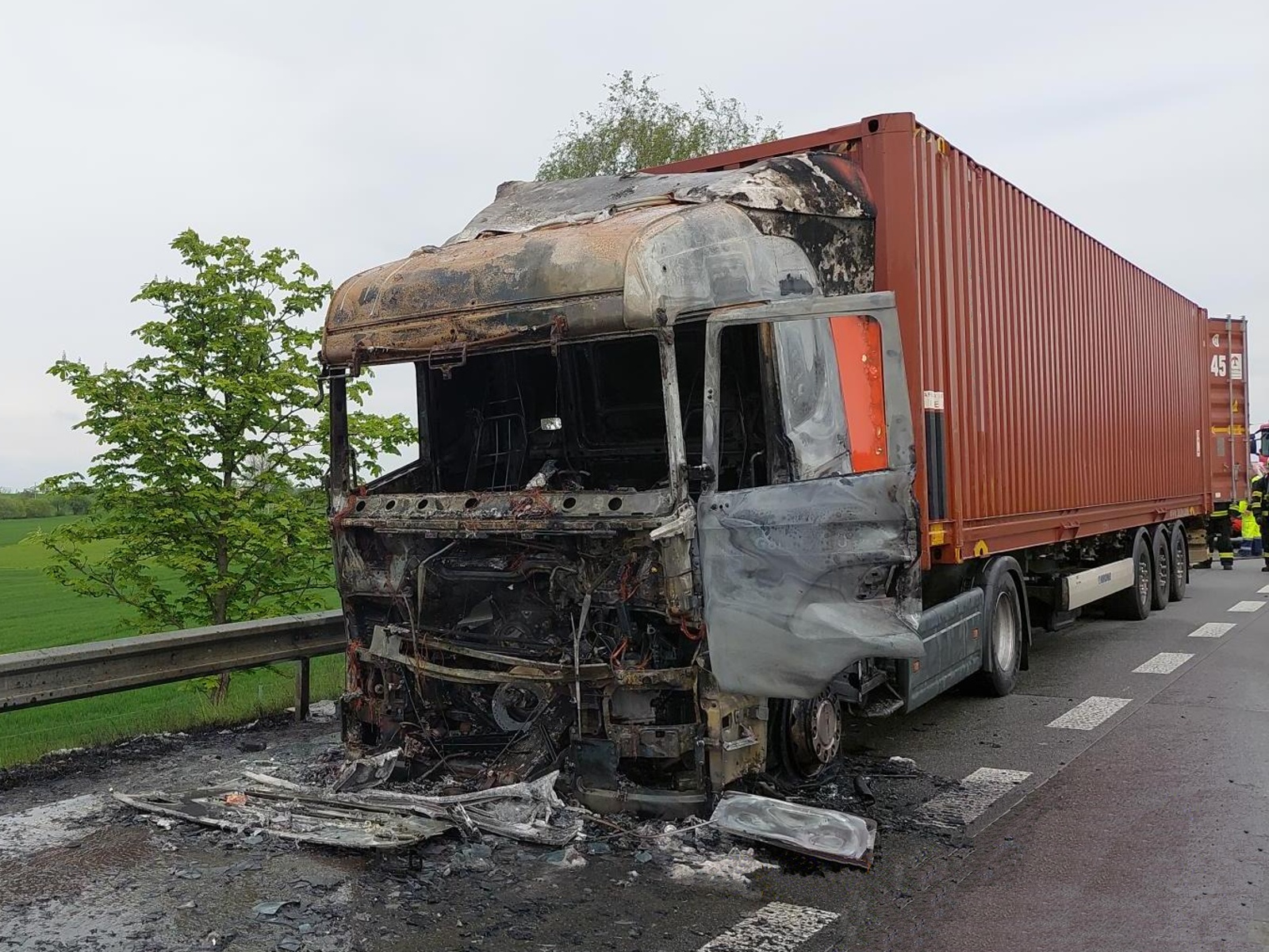 005-Požár kamionu na brněnské dálnici D1 u křižovatky Šternov na Benešovsku.jpg