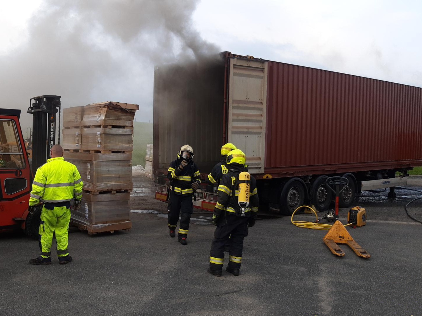 008-Požár kamionu na brněnské dálnici D1 u křižovatky Šternov na Benešovsku.jpg