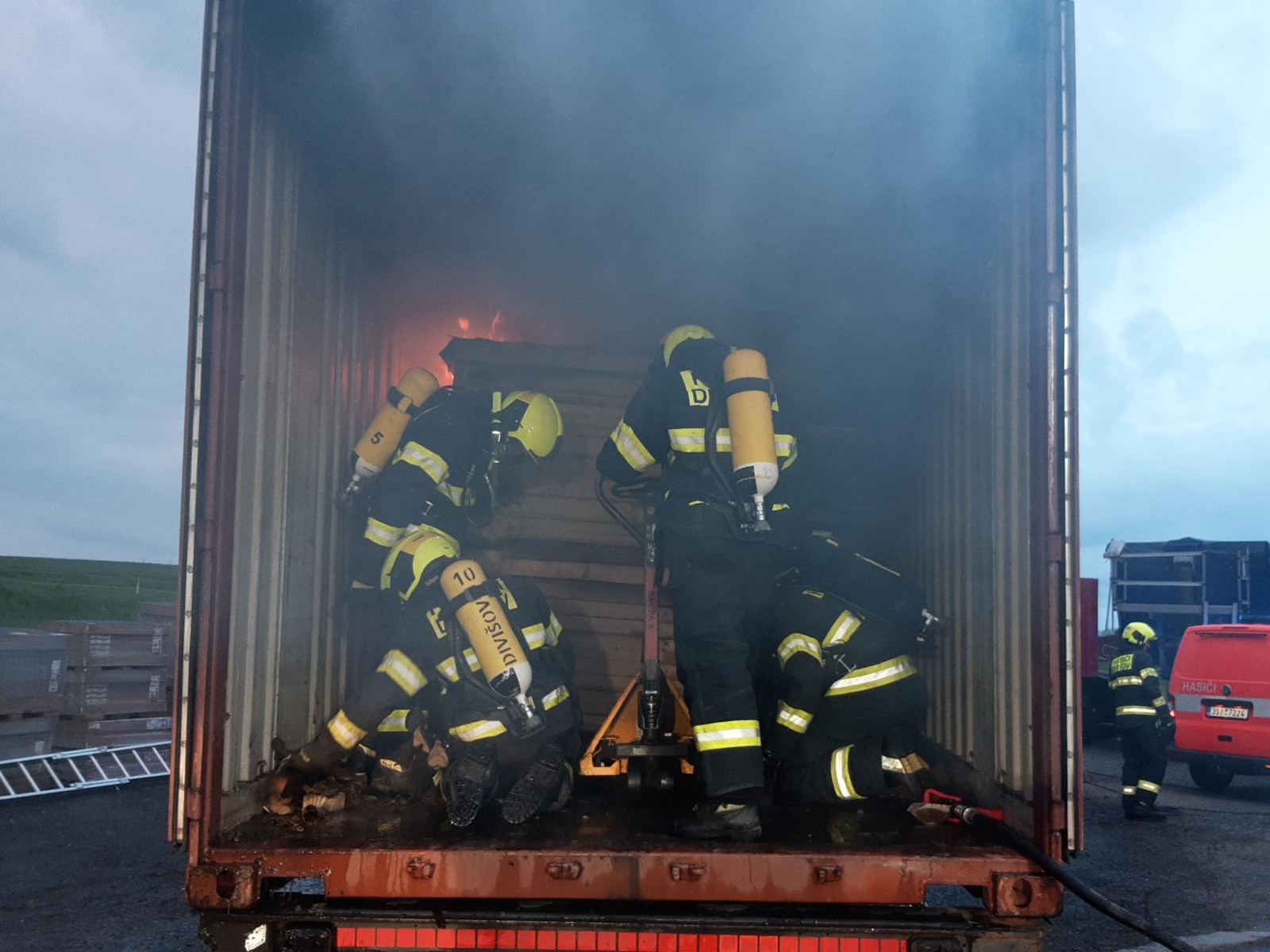 009-Požár kamionu na brněnské dálnici D1 u křižovatky Šternov na Benešovsku.jpg