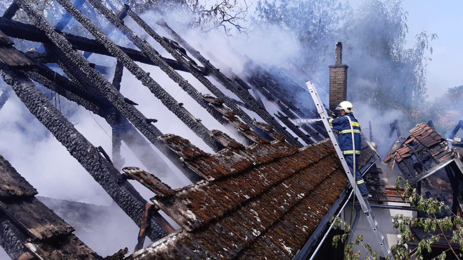 006-Požár truhlářské dílny v Chroustkově na Kutnohorsku.jpg
