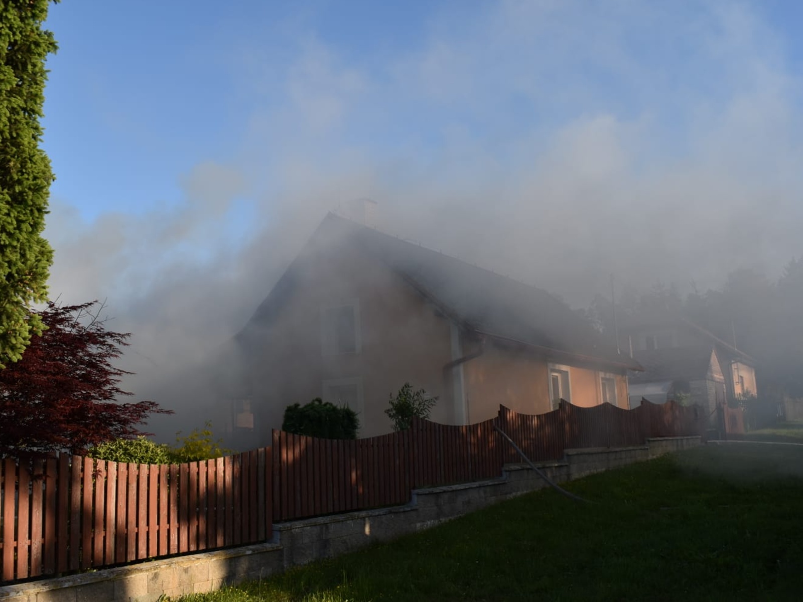 002-Požár kůlny a části domu v Hetlíně.jpeg