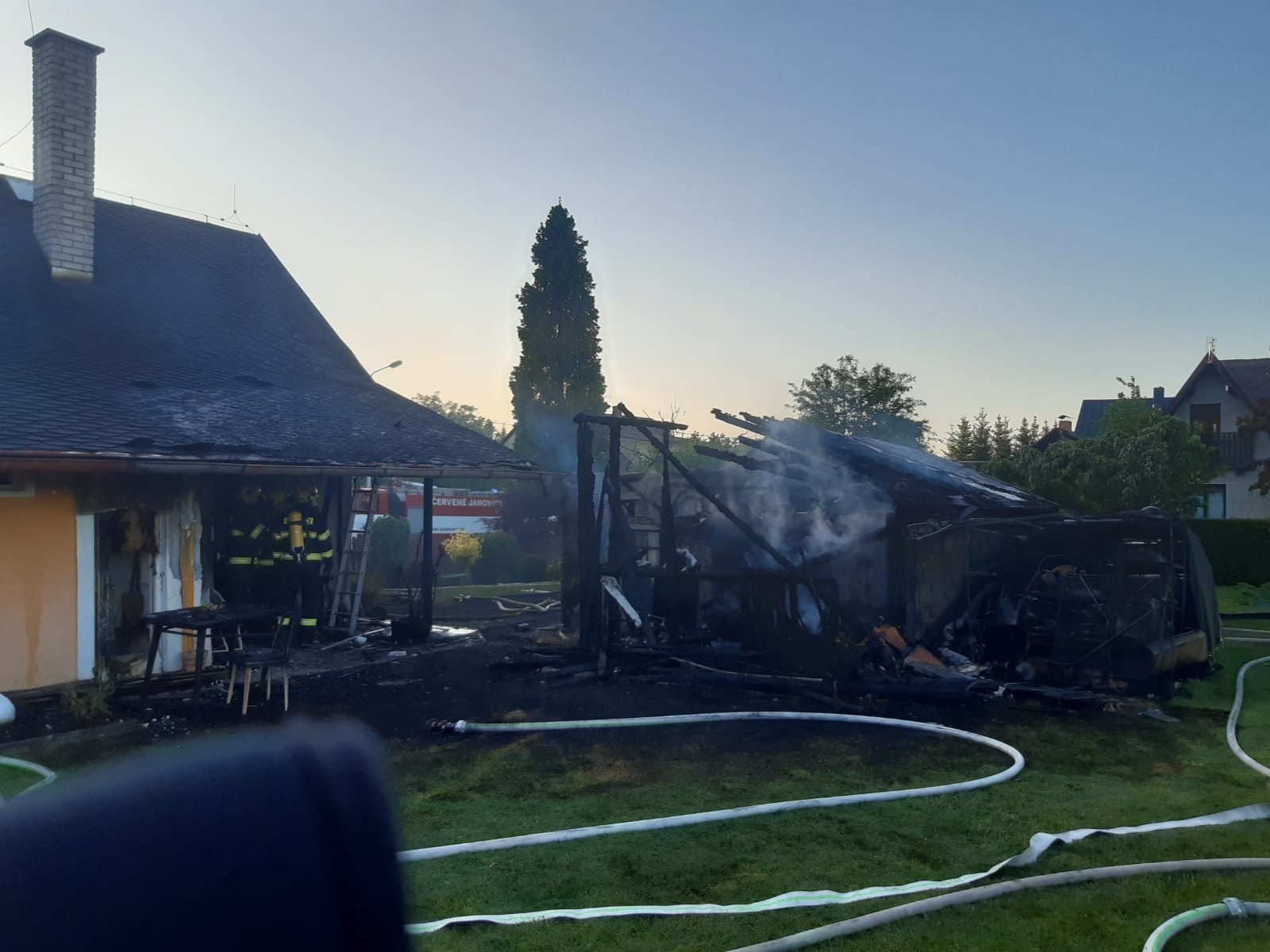 003-Požár kůlny a části domu v Hetlíně.jpeg