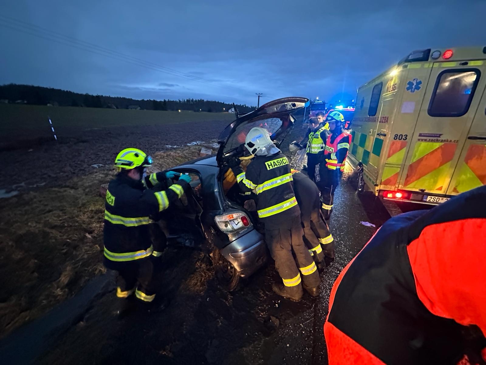 008-Dopravní nehoda dvou osobních vozidel na kutnohorské silnici v Kozojedech.jpeg