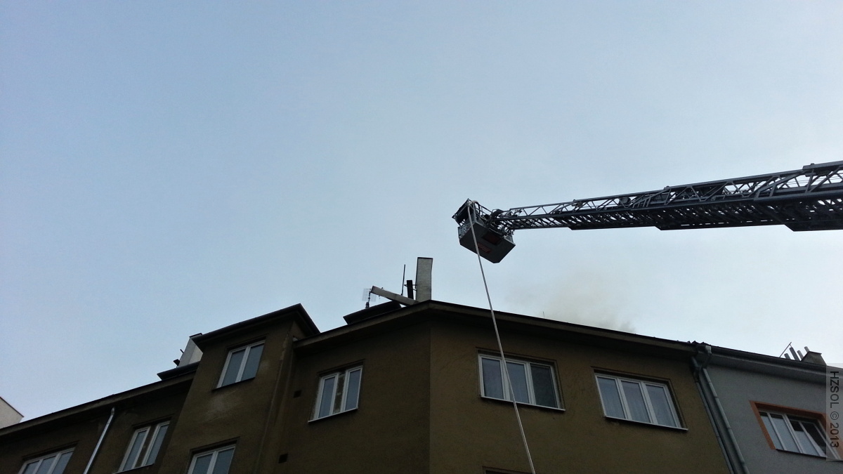 5 požár střechy bytového domu Gorazdovo náměstí Olomouc - 15-3-2013 (4).jpg