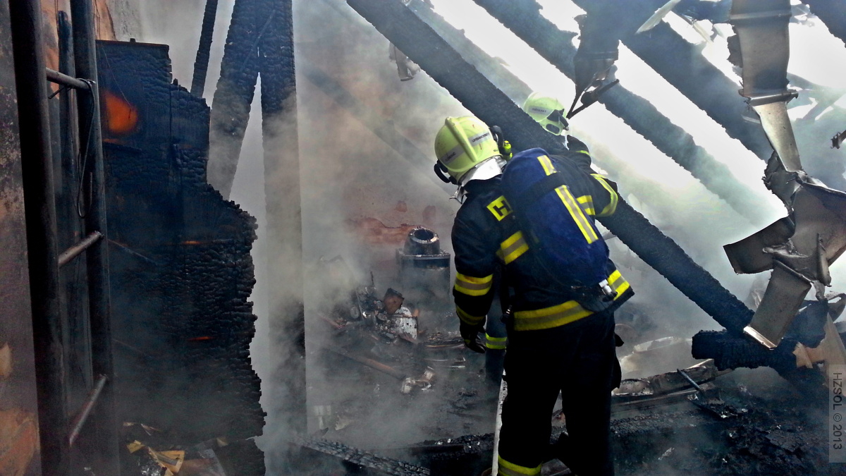 14 požár střechy bytového domu Gorazdovo náměstí Olomouc - 15-3-2013 (13).jpg