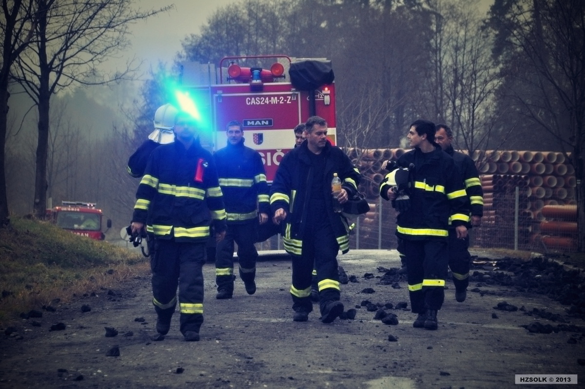 26 27-12-2013 Požár průmyslového objektu - Alojzov (32).JPG