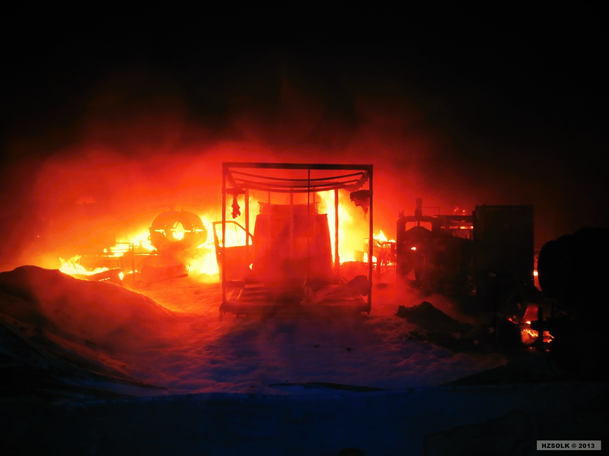 1 27-12-2013 Požár průmyslového objektu - Alojzov (1).JPG