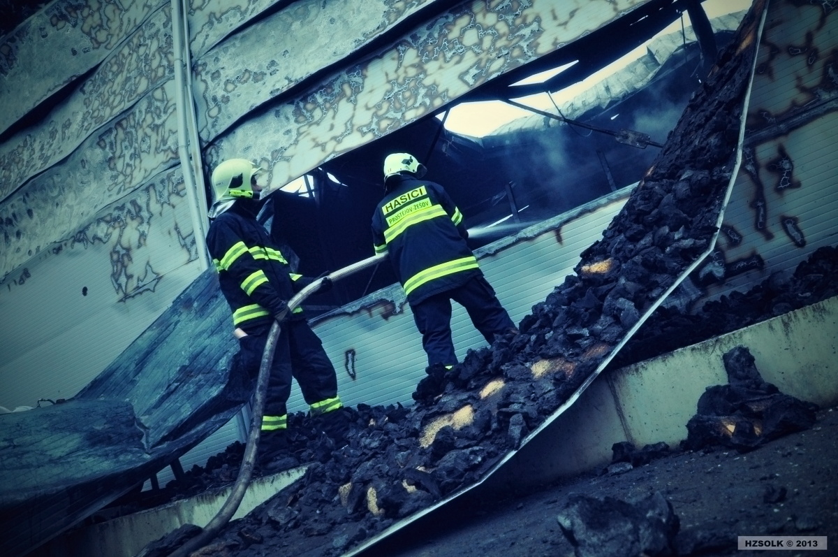 18 27-12-2013 Požár průmyslového objektu - Alojzov (25).JPG