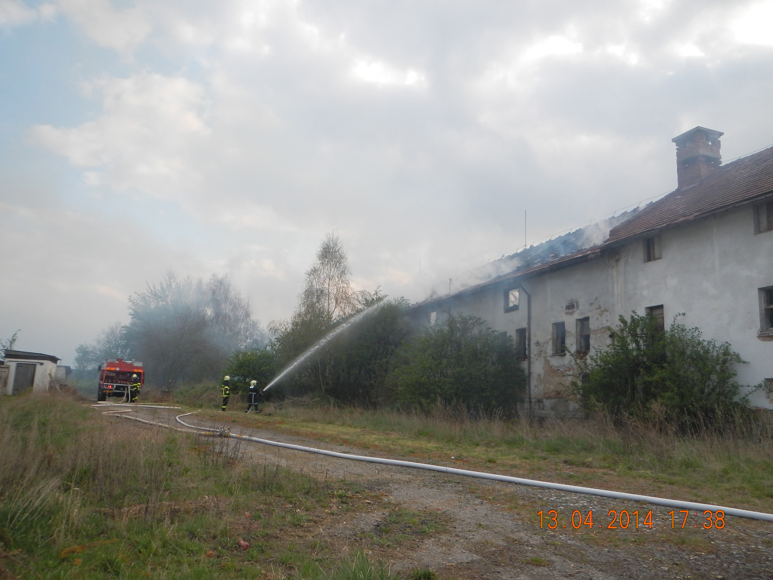 4 Požár kravína, Slavče - 13. 4. 2014 (1).JPG
