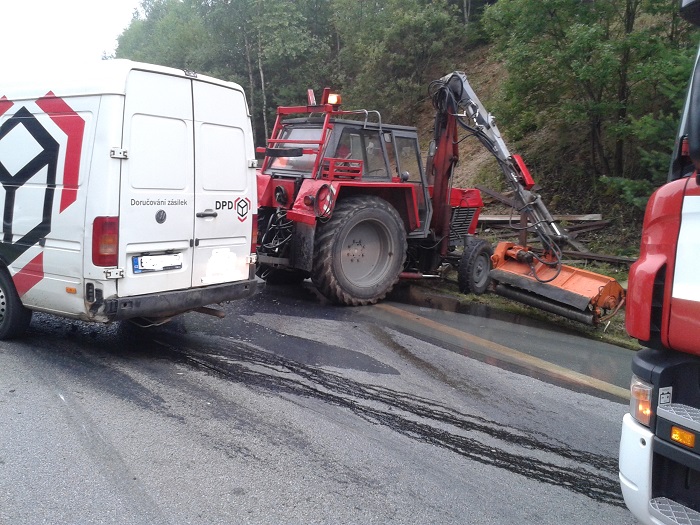 5 Dopravní nehoda traktor a dodávka, Hůry - 22. 7. 2014 (2).jpg