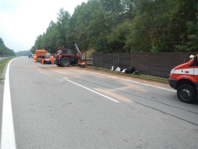 6 Dopravní nehoda dodávky a traktoru, Hůry - 21. 7. 2014 (7).jpg