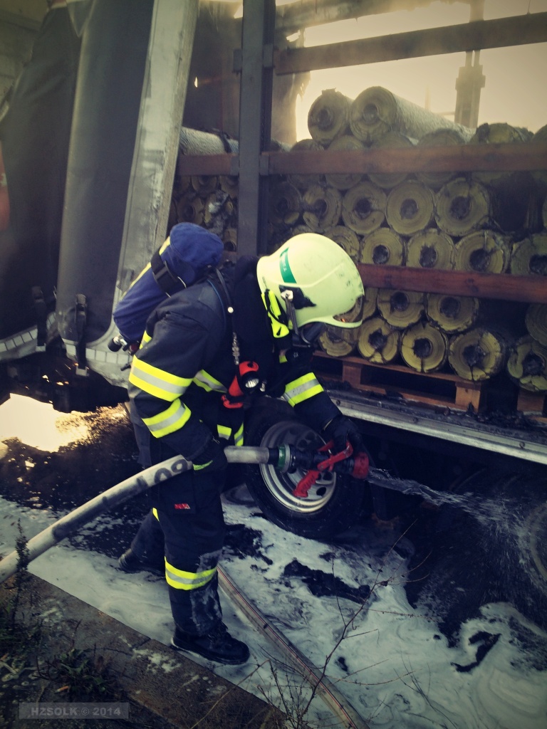 8 9-10-2014 Požár přívěsu nákladního vozidla Olomouc Velkomoravská (16).JPG