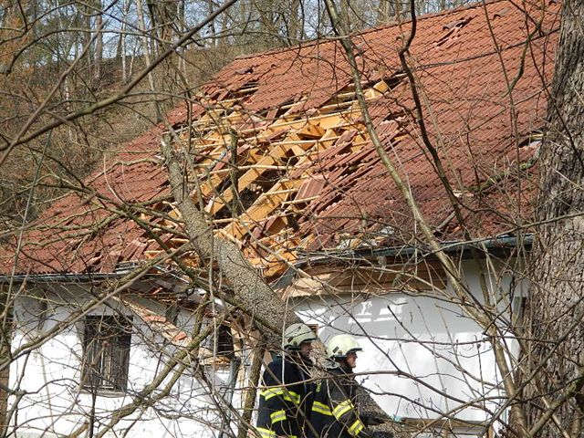 3 Spadlý strom na dům, Plavsko - 17. 3. 2015 (4).jpg