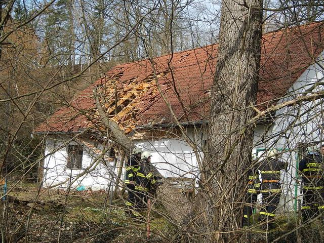 4 Spadlý strom na dům, Plavsko - 17. 3. 2015 (5).jpg
