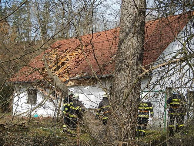 5 Spadlý strom na dům, Plavsko - 17. 3. 2015 (6).jpg