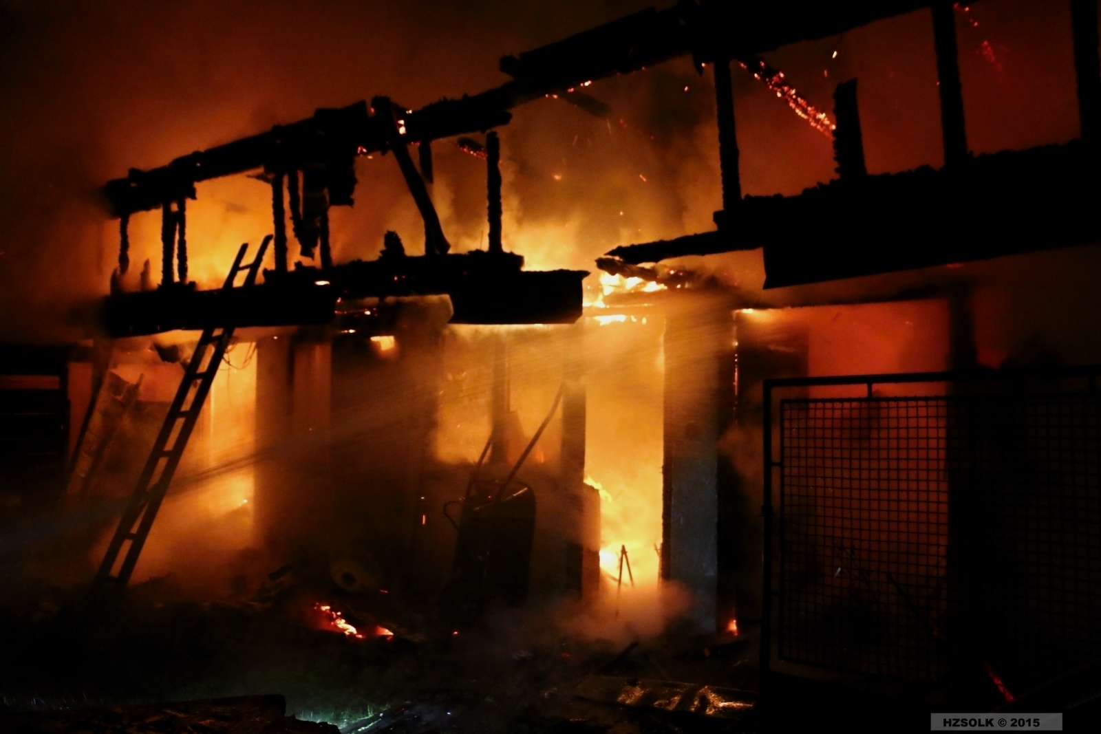 9 P_NB_2-5-2015 Požár hospodářské budovy u RD Nemilany (17).JPG