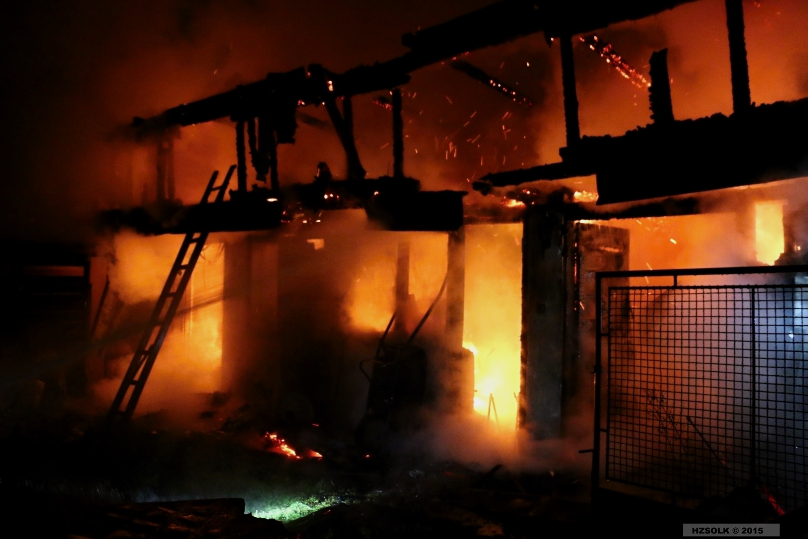 10 P_NB_2-5-2015 Požár hospodářské budovy u RD Nemilany (18).JPG