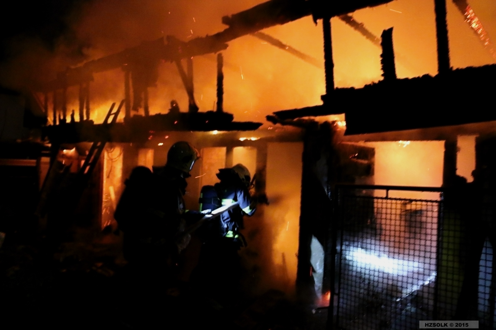 14 P_NB_2-5-2015 Požár hospodářské budovy u RD Nemilany (21).JPG