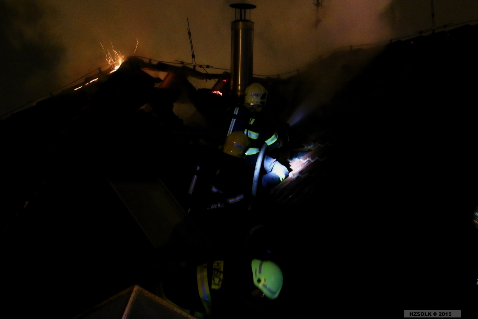 3 P_NB_3-5-2015 požár střechy RD Olomouc Neředín (11).JPG