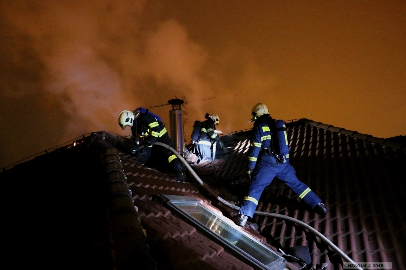 6 P_NB_3-5-2015 požár střechy RD Olomouc Neředín (14).JPG