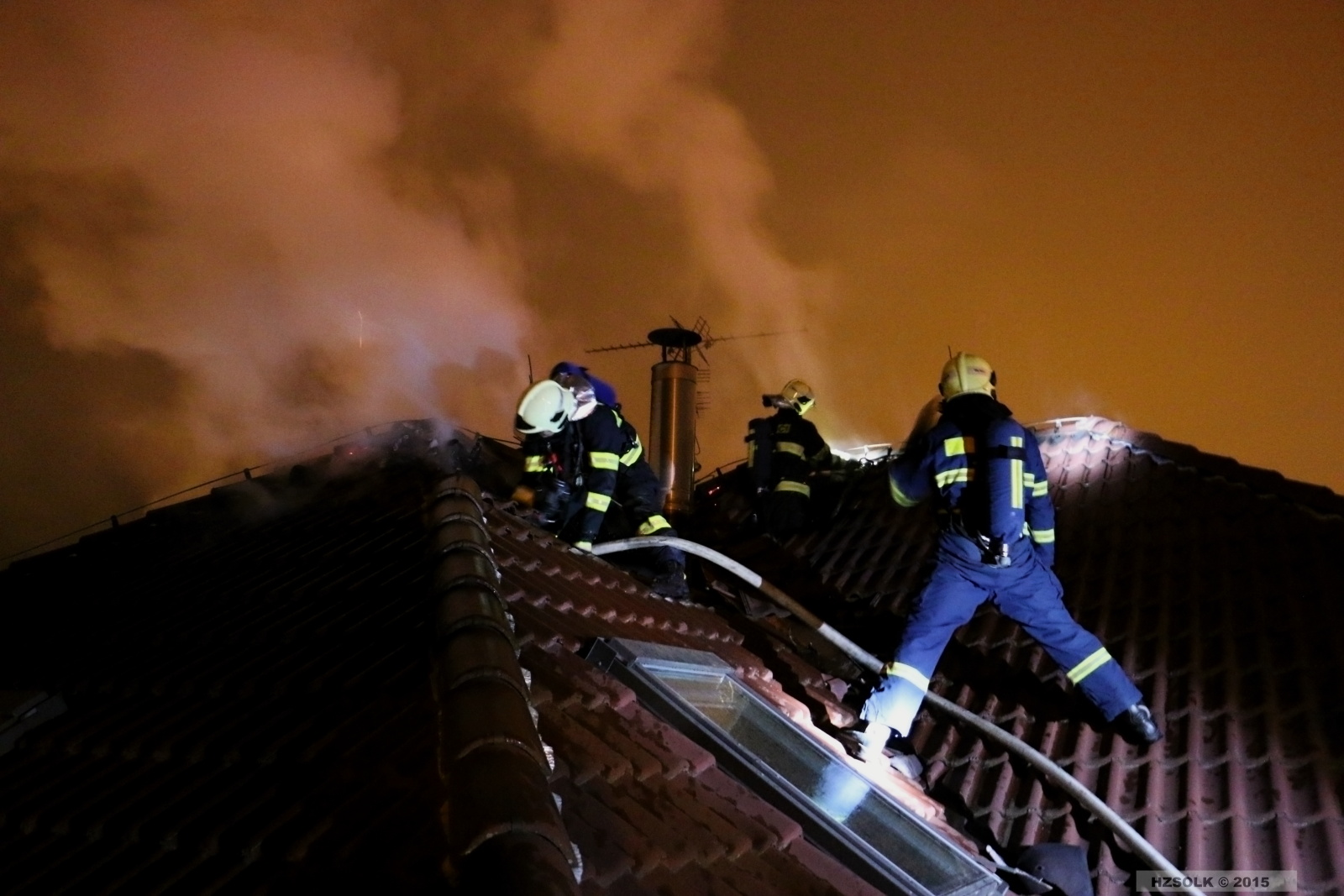 7 P_NB_3-5-2015 požár střechy RD Olomouc Neředín (15).JPG