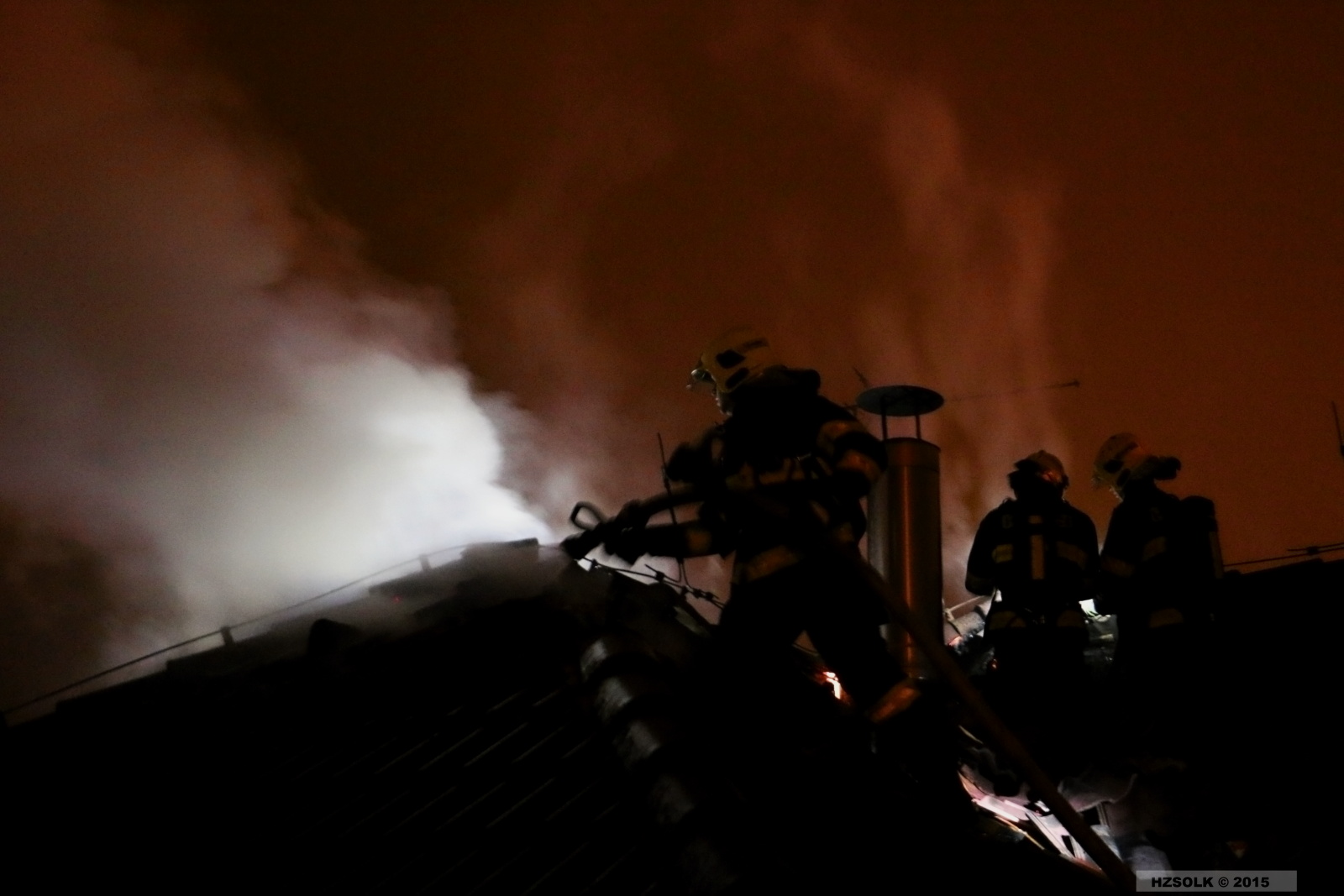 8 P_NB_3-5-2015 požár střechy RD Olomouc Neředín (16).JPG