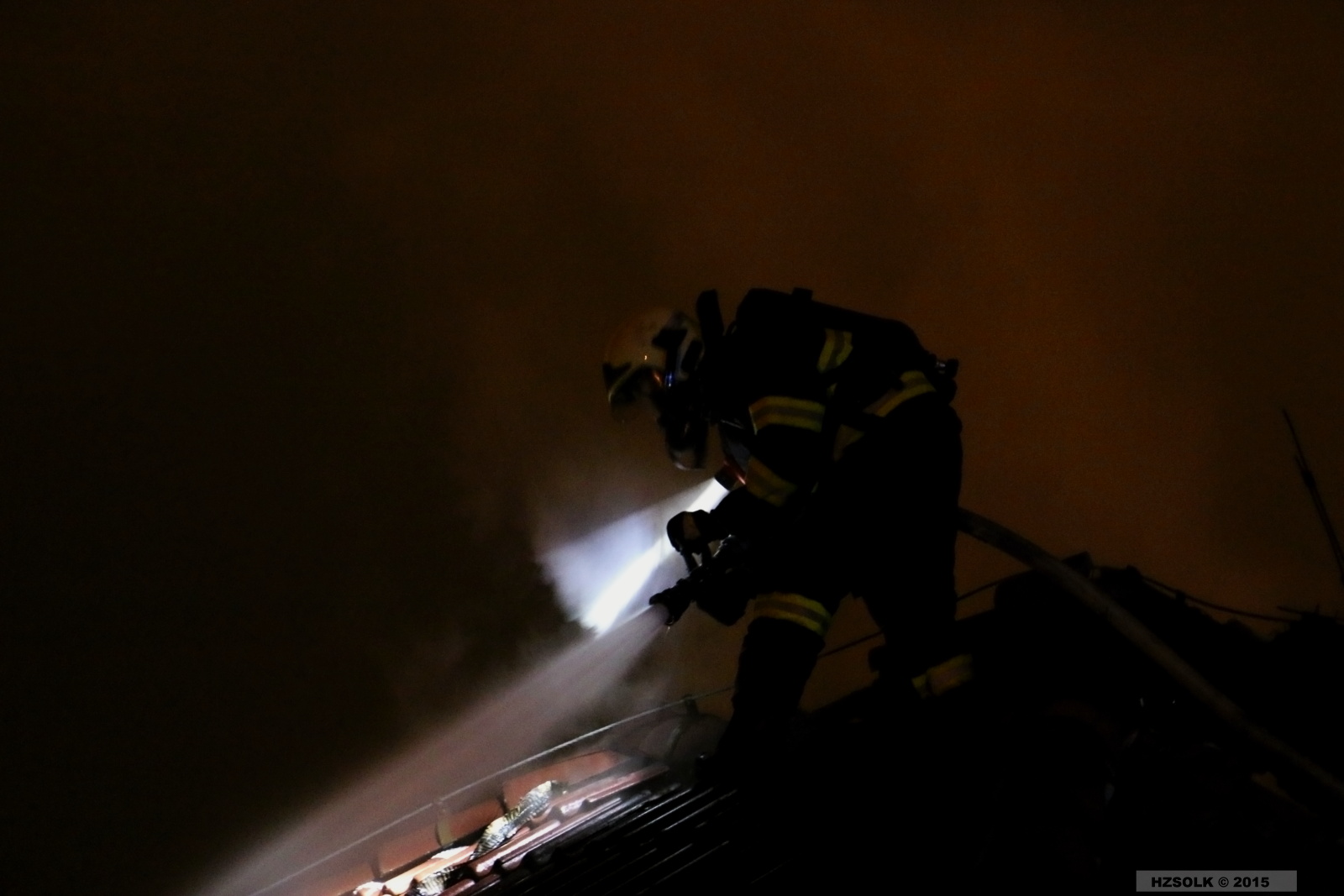 10 P_NB_3-5-2015 požár střechy RD Olomouc Neředín (18).JPG