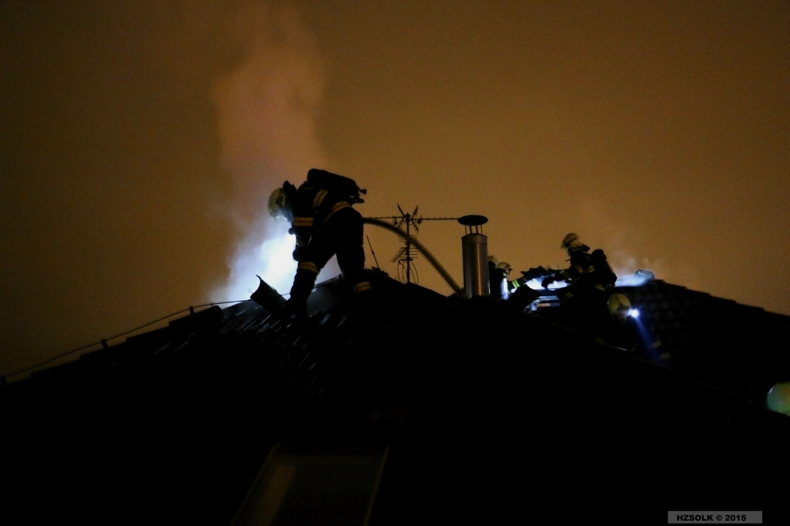 13 P_NB_3-5-2015 požár střechy RD Olomouc Neředín (20).JPG