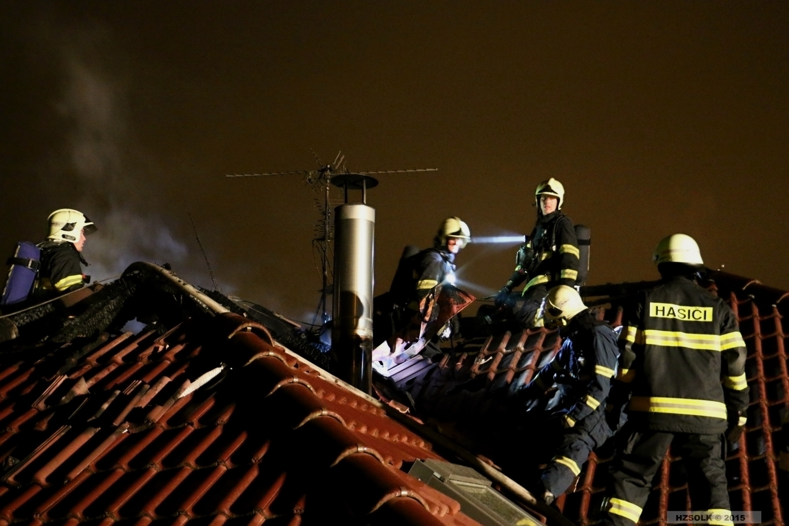18 P_NB_3-5-2015 požár střechy RD Olomouc Neředín (25).JPG
