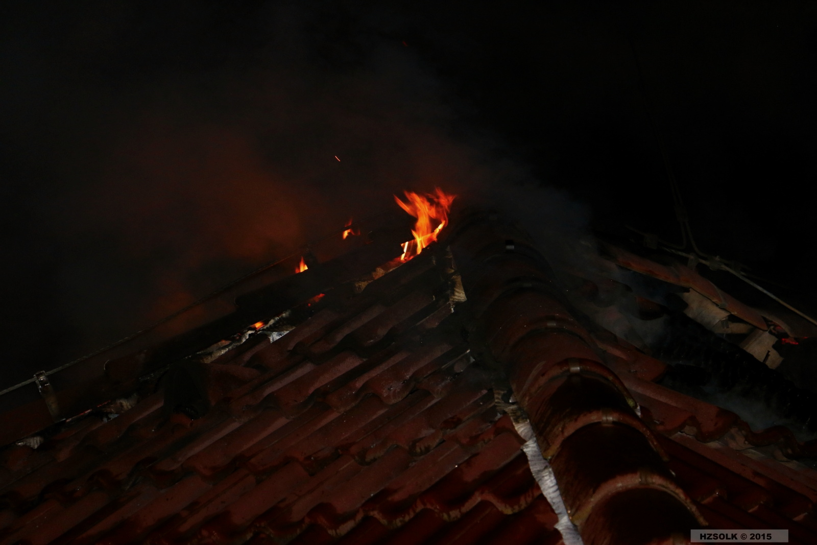 19 P_NB_3-5-2015 požár střechy RD Olomouc Neředín (3).JPG