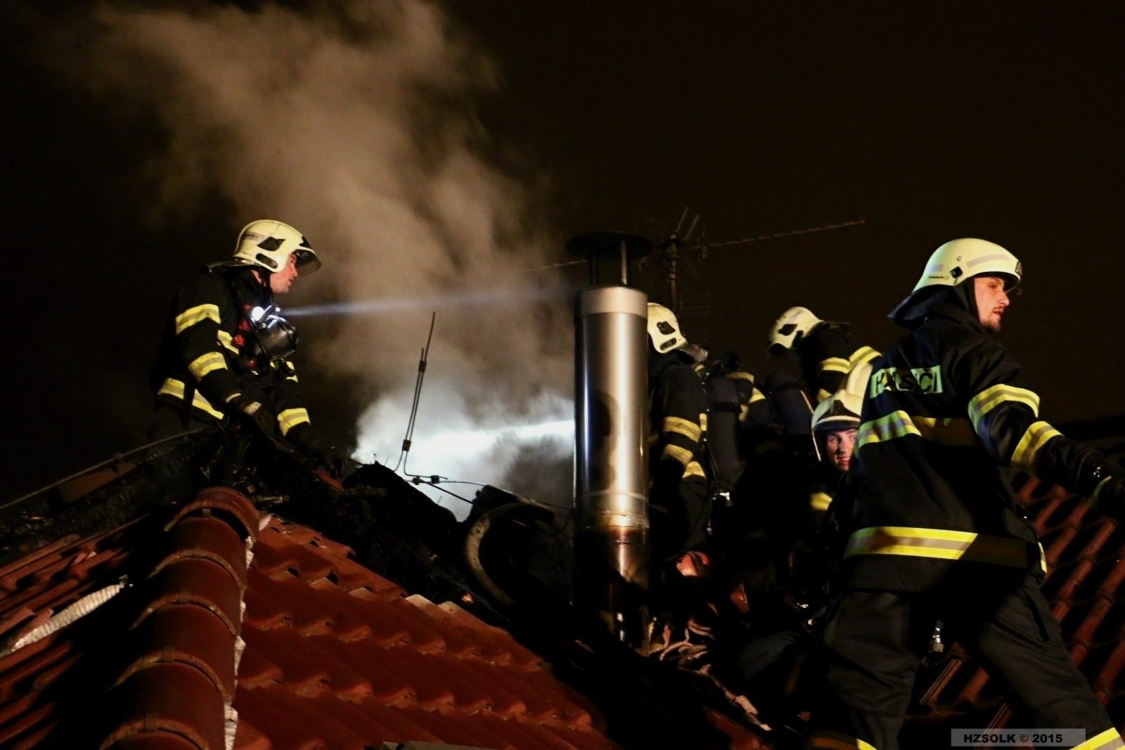 2 P_NB_3-5-2015 požár střechy RD Olomouc Neředín (27).JPG
