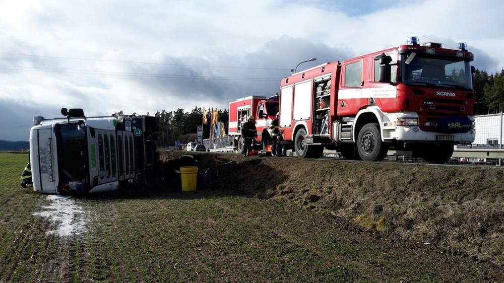 1 Dopravní nehoda kamiónu, Dolní Třebonín - 12. 1. 2016 (3).jpg