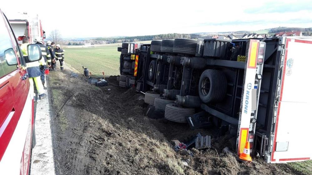 3 Dopravní nehoda kamiónu, Dolní Třebonín - 12. 1. 2016 (2).jpg